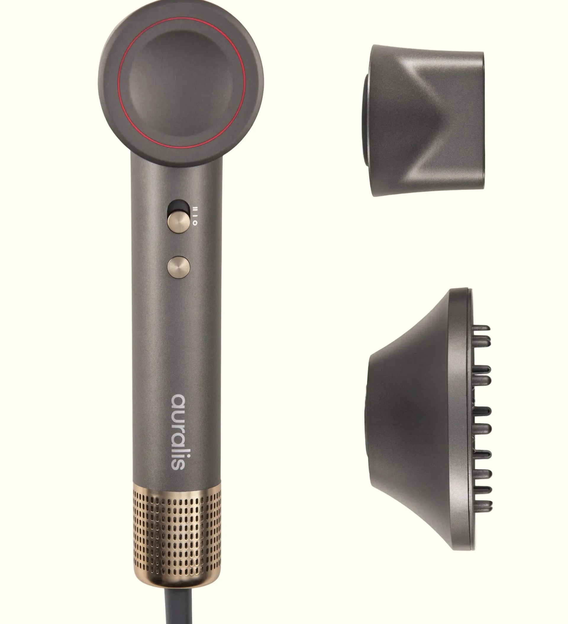 bronce; a la derecha arriba una boquilla concentradora angular, y abajo un difusor con puntas tipo dedos para peinar el cabello.