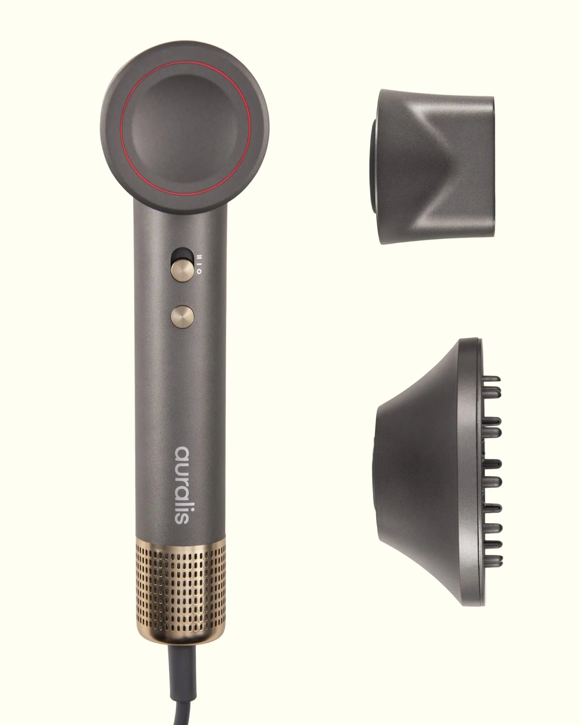 bronce; a la derecha arriba una boquilla concentradora angular, y abajo un difusor con puntas tipo dedos para peinar el cabello.