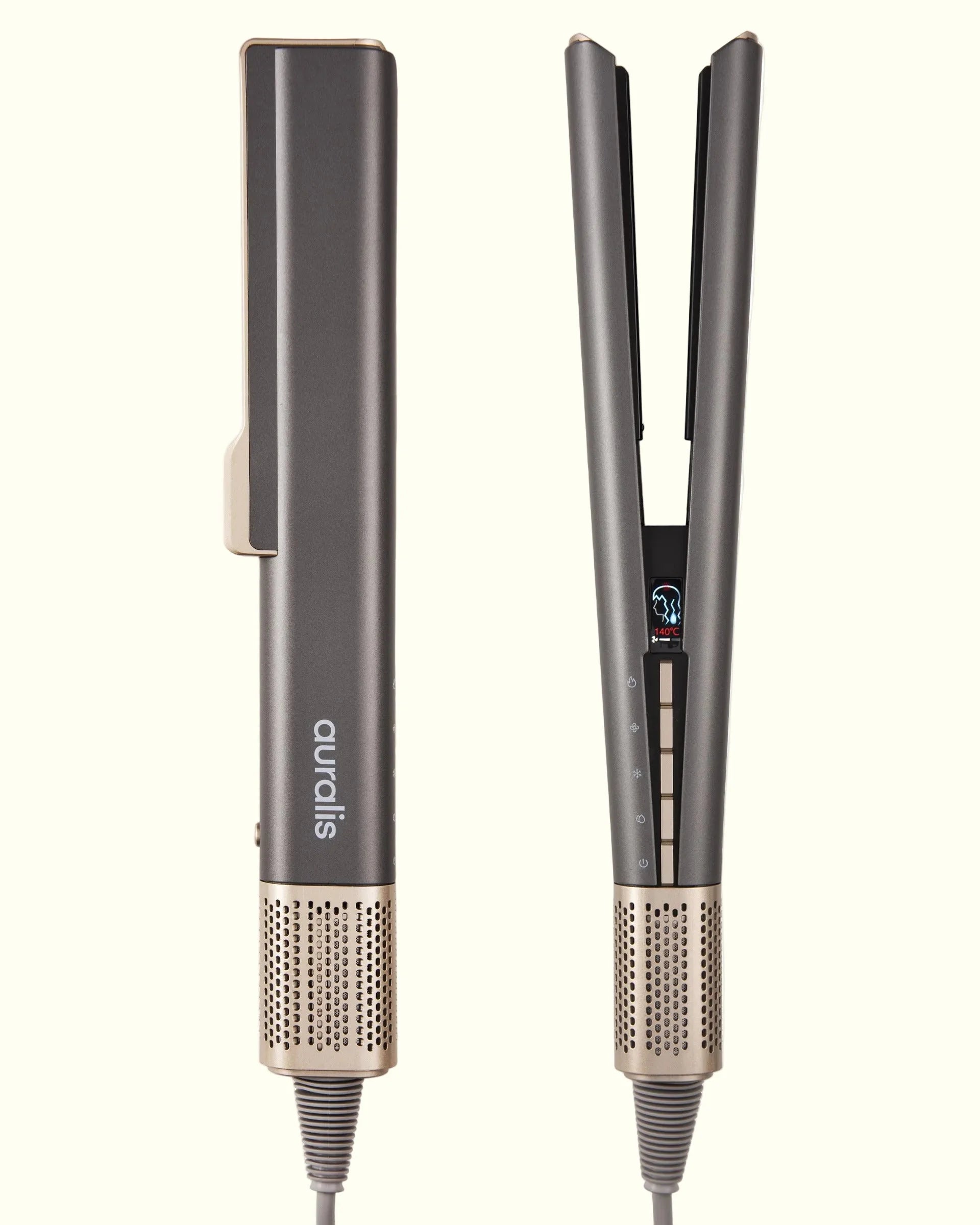 Dos vistas del alisador de aire Aeroliss™ de Auralis en gris grafito con detalles rosa dorado, sobre fondo crema: a la izquierda, vista de perfil cerrada, cuerpo rectangular alargado con un clip curvo rosa dorado arriba y el logo "auralis" en el mango; a la derecha, vista frontal con las placas abiertas, una pequeña pantalla digital de temperatura y botones de control; ambas con base de malla metálica rosa dorado y cable.