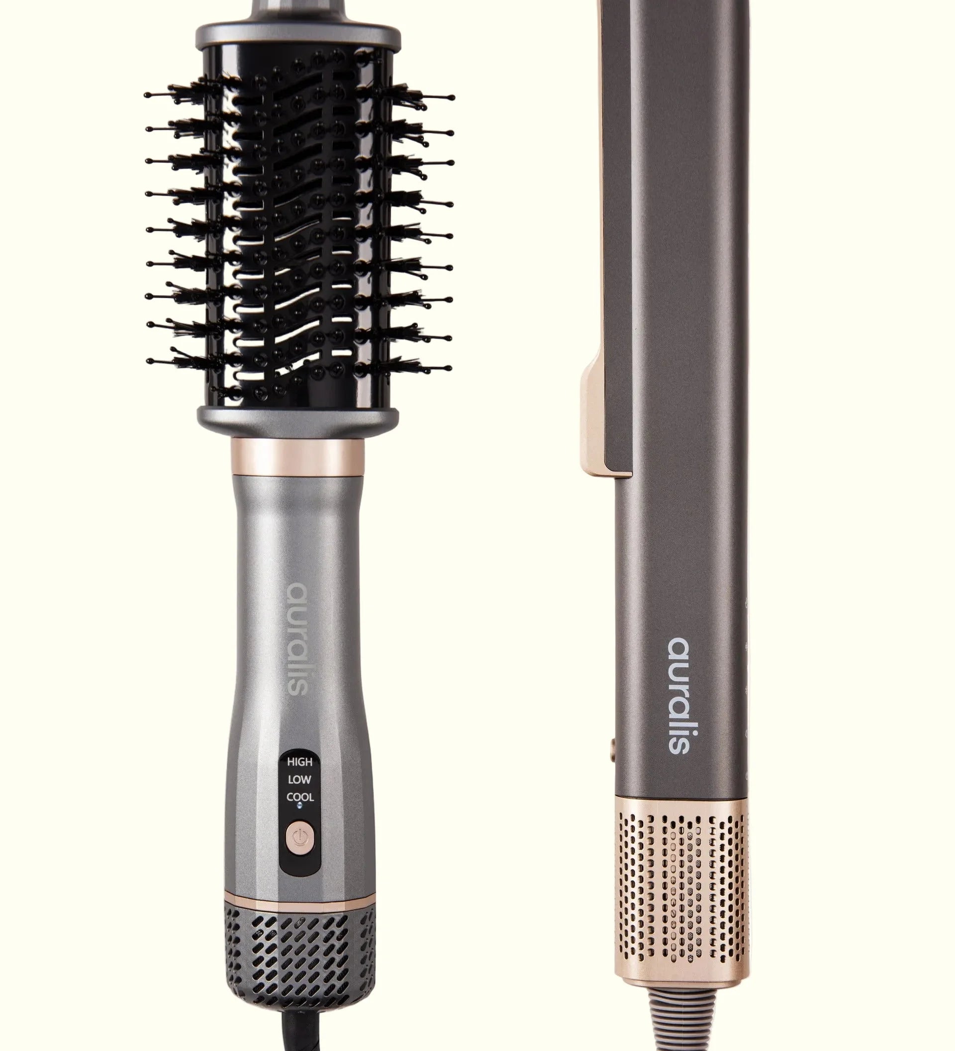 Pack Aeroliss™ + Aerobrush™ de Auralis, sobre fondo crema: a la izquierda el cepillo secador Aerobrush™ con cabezal cepillo redondo de cerdas negras y cuerpo gris plateado con el logo "auralis"; a la derecha el alisador de aire Aeroliss™ cerrado, cuerpo gris grafito con clip rosa dorado; ambos con base de malla metálica rosa dorado y cable de alimentación.
