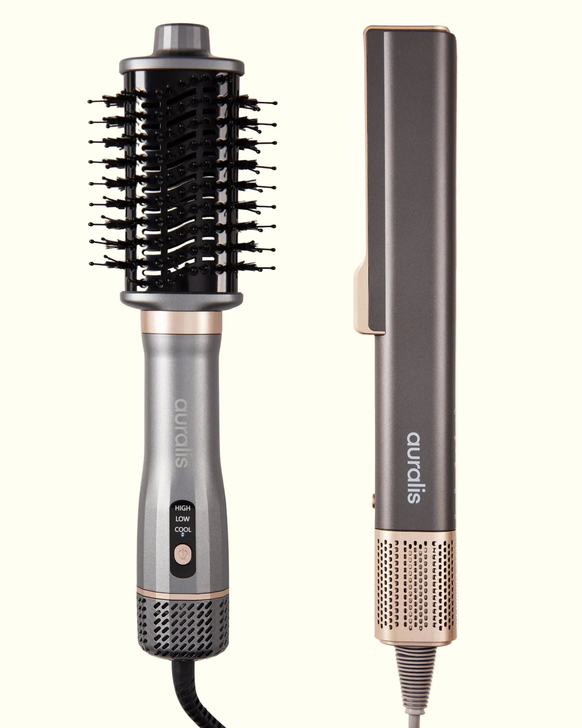 Pack Aeroliss™ + Aerobrush™ de Auralis, sobre fondo crema: a la izquierda el cepillo secador Aerobrush™ con cabezal cepillo redondo de cerdas negras y cuerpo gris plateado con el logo "auralis"; a la derecha el alisador de aire Aeroliss™ cerrado, cuerpo gris grafito con clip rosa dorado; ambos con base de malla metálica rosa dorado y cable de alimentación.
