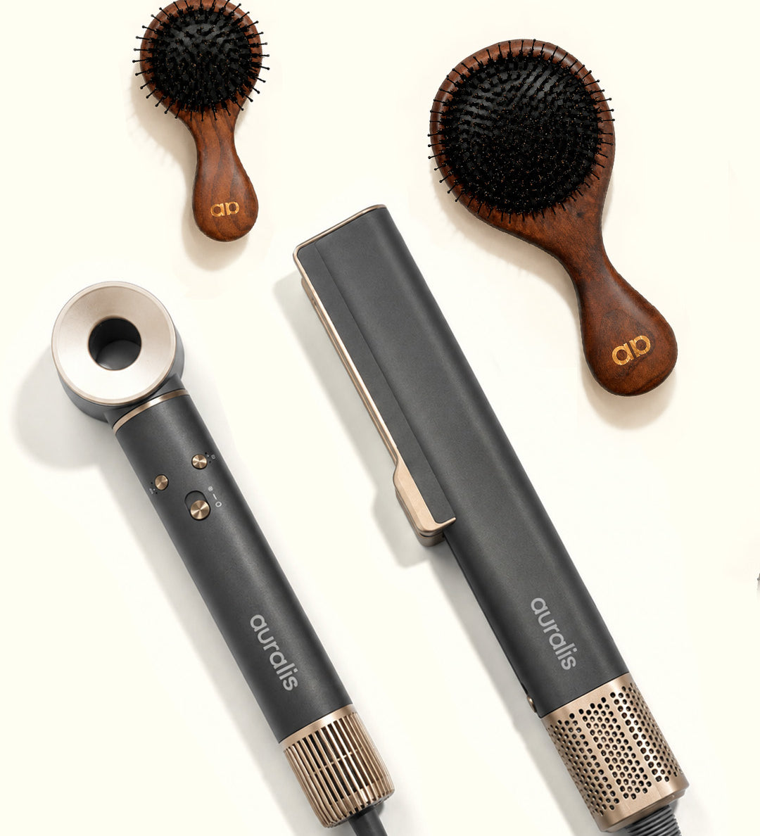 Pack Duo™ Auralis: secador Aeroflow™ y alisador Aeroliss™ en gris junto a los cepillos Icon™ full size y travel de madera