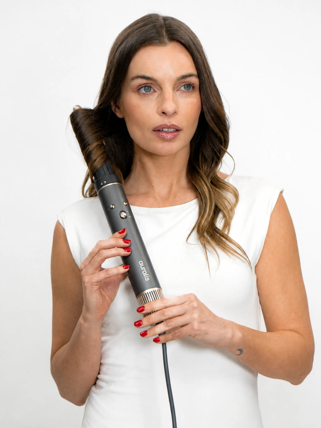 Mujer ondulando su pelo con el cabezal de ondas de aeroflow™